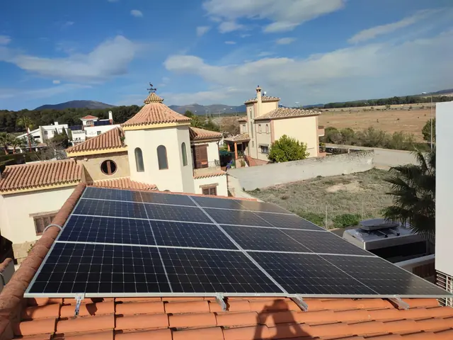 Tejado de teja con paneles solares en un pueblo andaluz