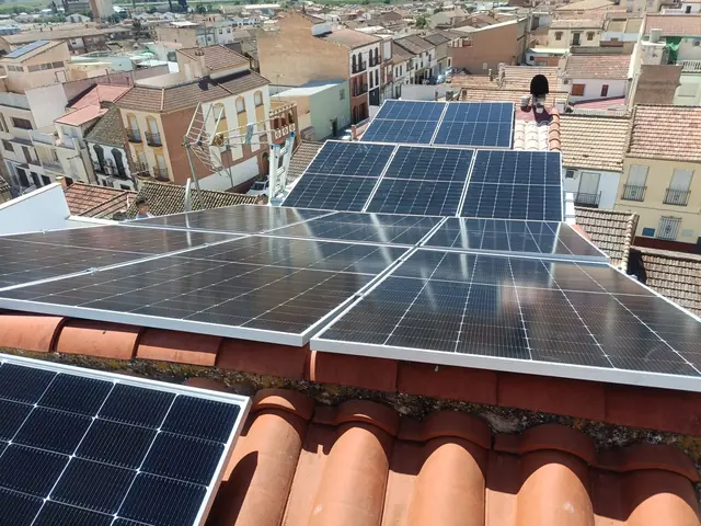 Tejado de un pueblo con paneles solares en varios faldones